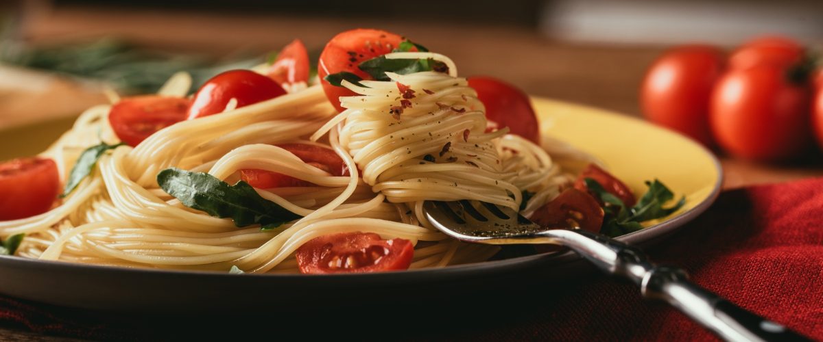 traditional-italian-pasta-with-tomatoes-and-arugul-YSL3GKR